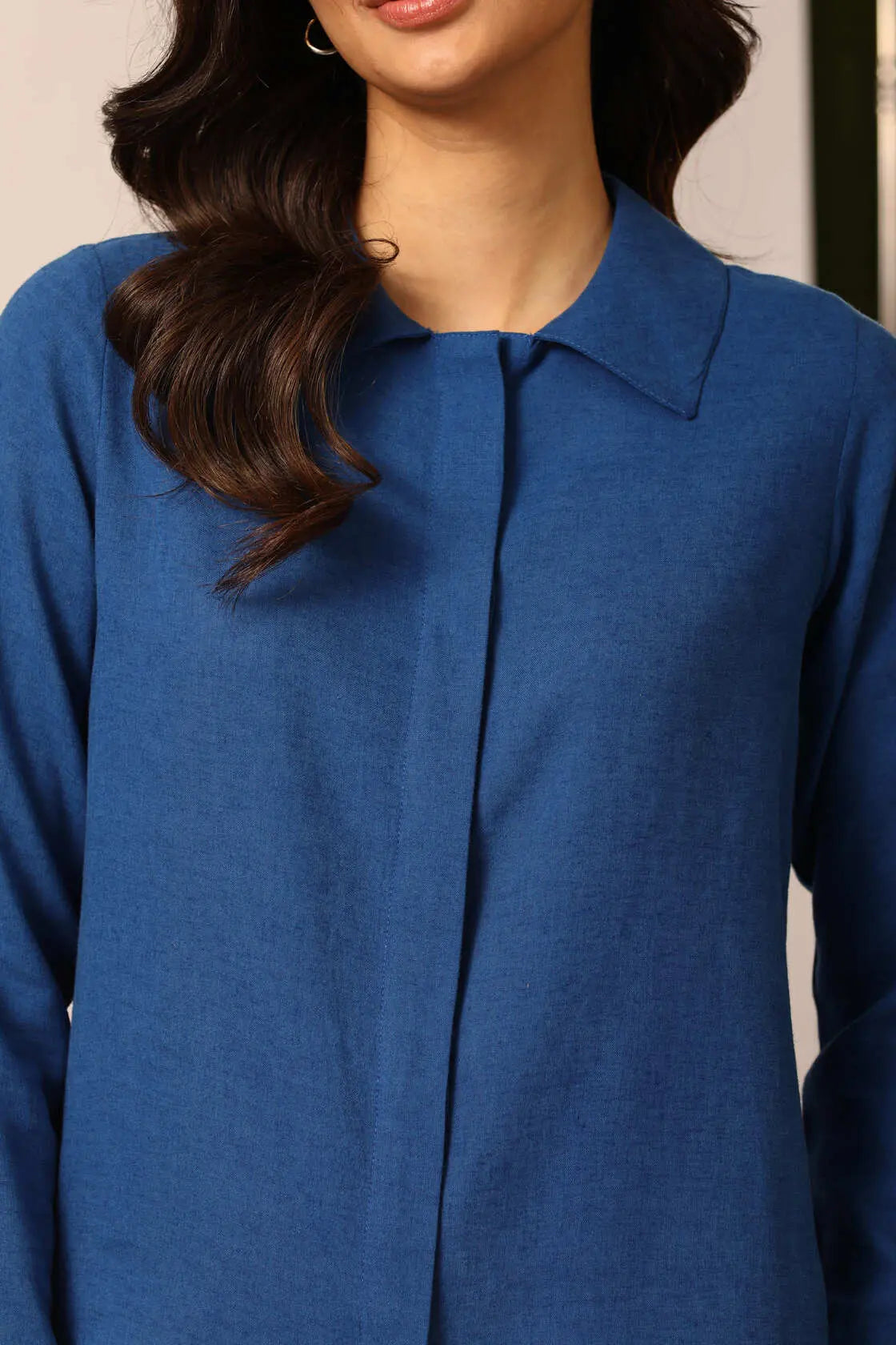 Bria A-line Linen Shirt in Oxford Blue - IZGGI