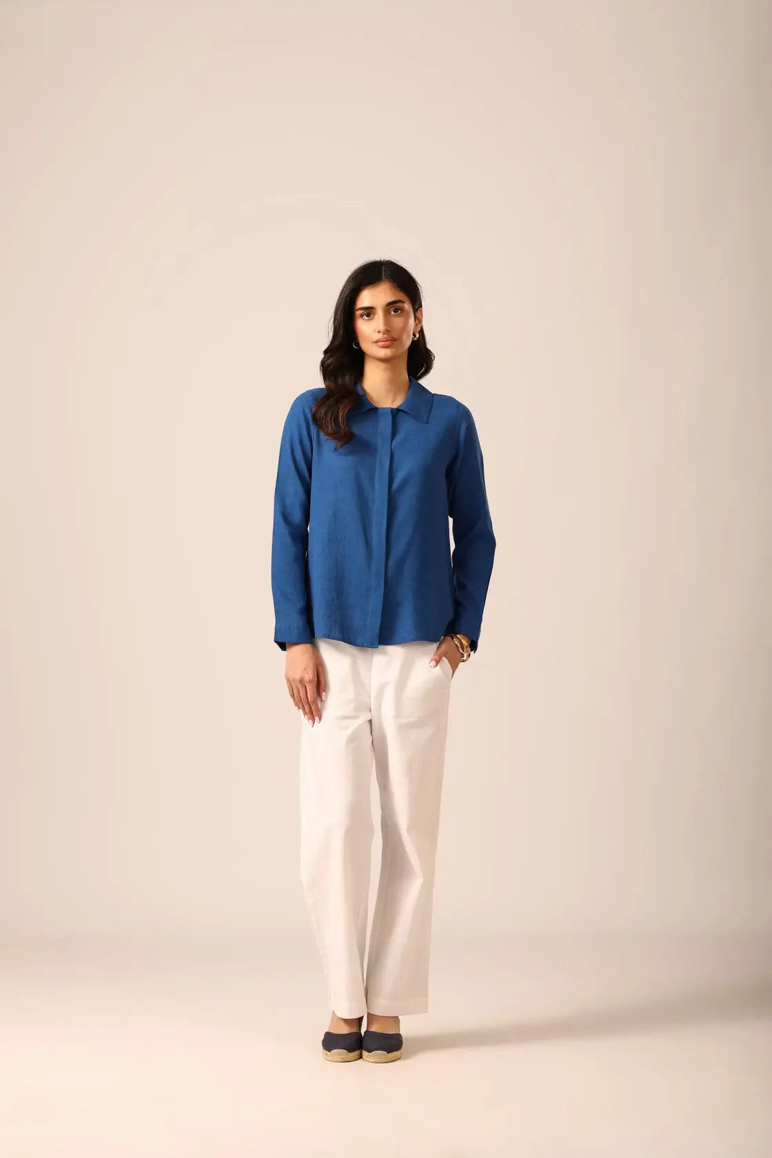 Bria A-line Linen Shirt in Oxford Blue - IZGGI