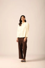 قميص كتان ذو ياقة صينية من إلم بلون الفانيليا