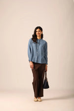 قميص كتان ذو ياقة صينية من إلم باللون الأزرق الفولاذي