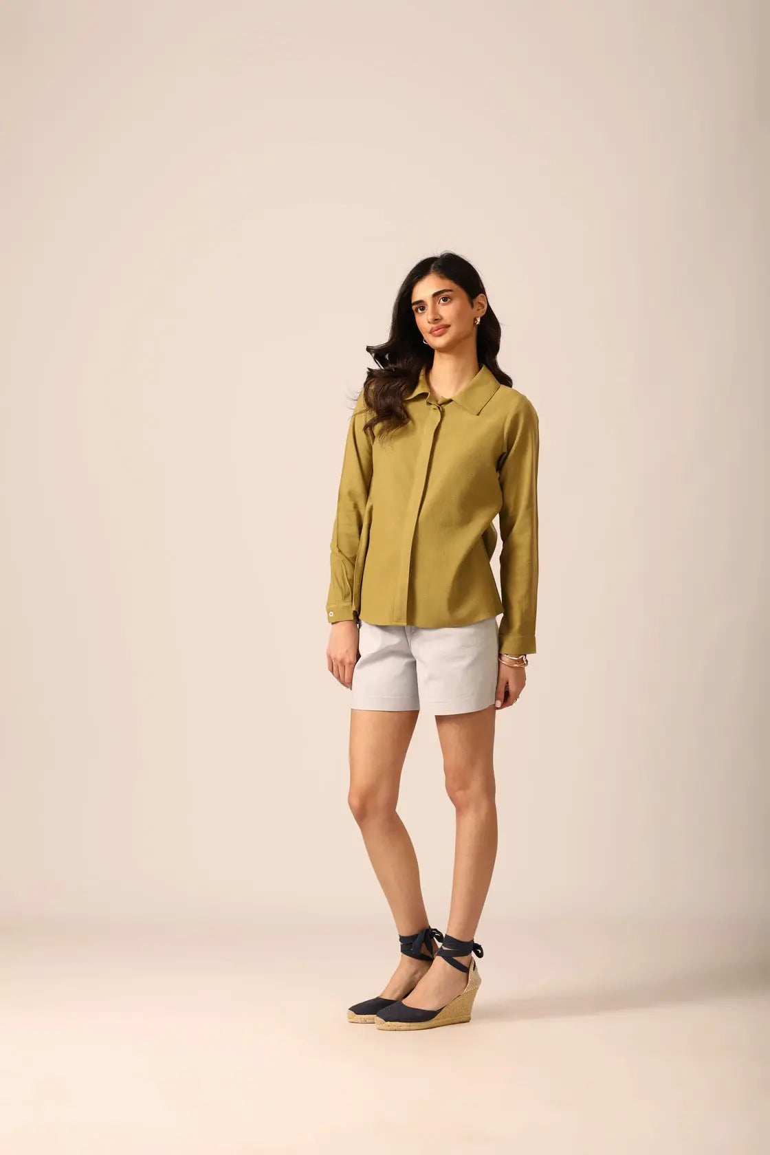 Bria A-line Linen Shirt in Moss - IZGGI