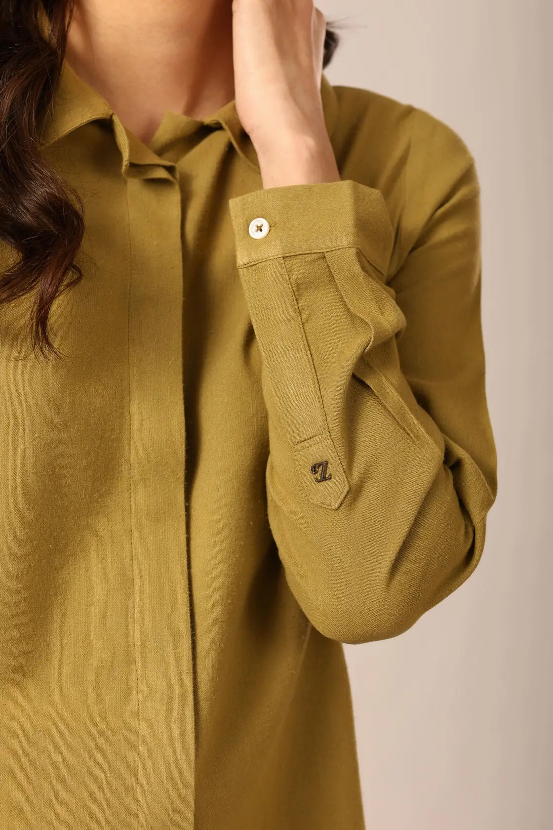 Bria A-line Linen Shirt in Moss - IZGGI