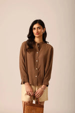 قميص كتان ذو ياقة صينية من إلم باللون البني الموكا
