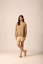 قميص كتان ذو ياقة صينية من إلم باللون البيج